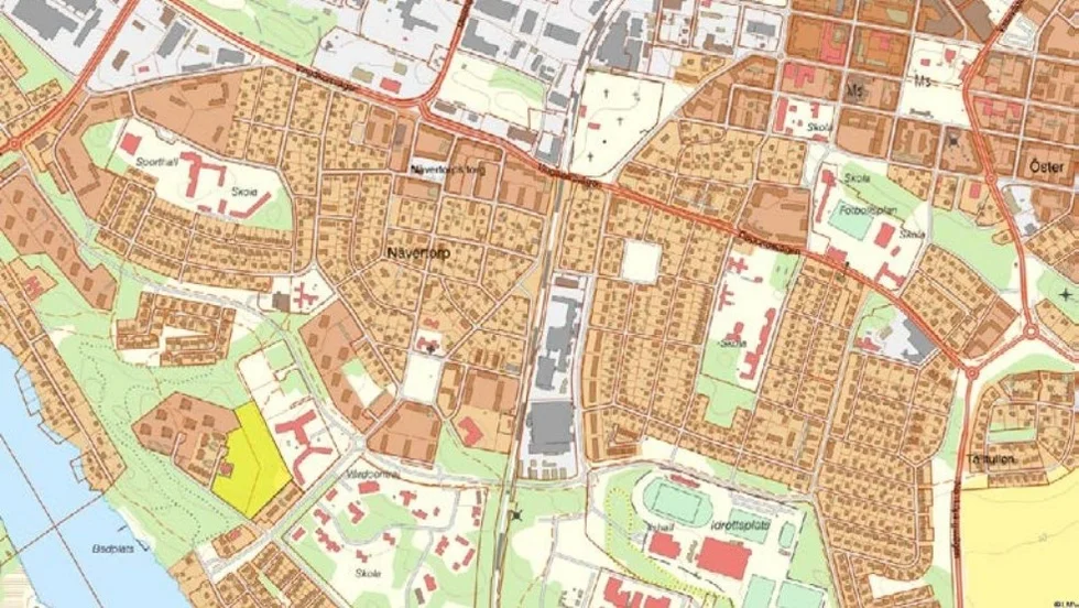 Den gula delen i vänstra hörnet i bild är området där kommunen vill bygga 22-25 bostäder. 