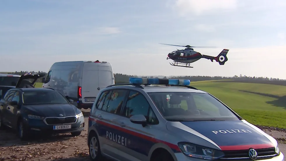 Polisinsatsen efter att de två personerna hittats döda i måndags.