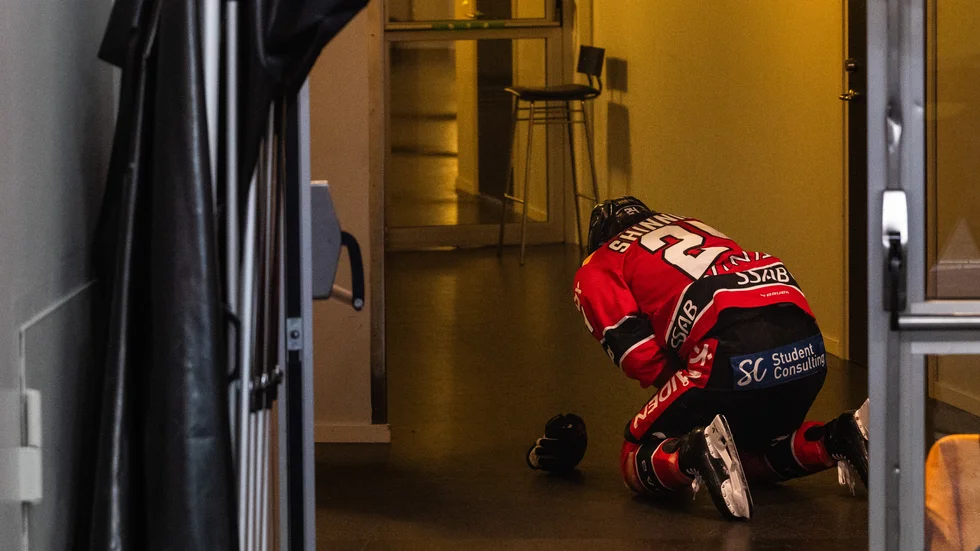 Brendan Shinnimin stod på knä i spelaargången under ett par minuter när han återhämtade sig efter smällen från Nick Shore.