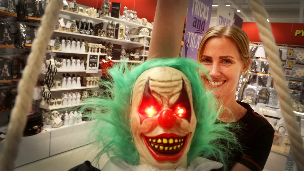 Camilla Callerstad på Dollarstore håller upp det läskigaste hon har, en clown med skräck i blicken. Halloweenhandeln omsätter mycket, och har faktiskt tömt hyllorna i år.