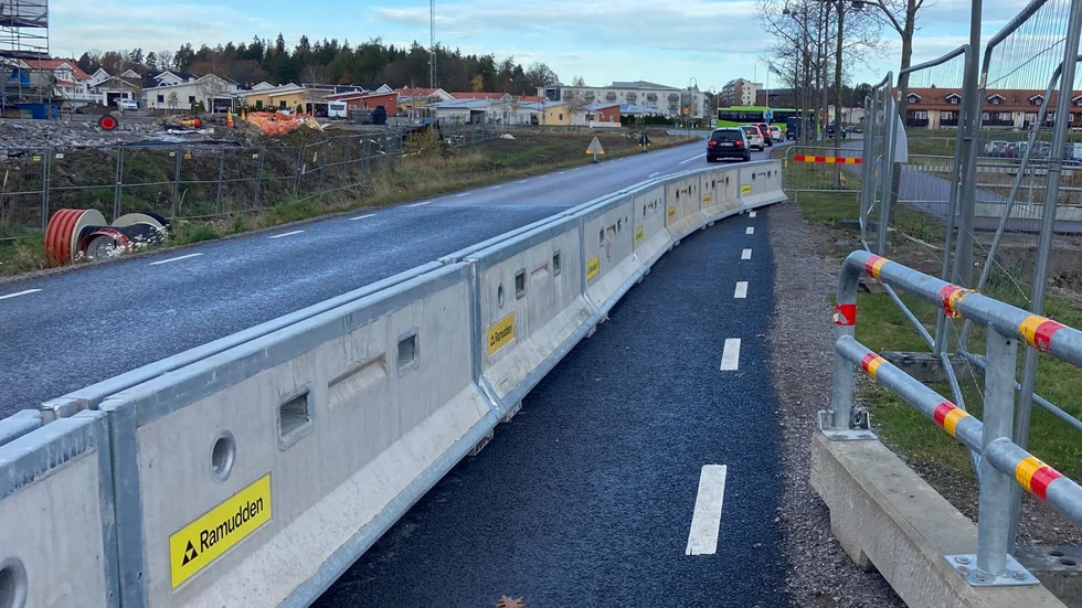 Betongbarriären mitt emot badhusbygget på Kilenvägen som försvårar och i vissa fall förhindrar möten. Samtidigt har gång- och cykelbanan pressats ihop rejält.
