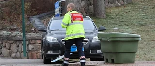 Bilist körde över trafikskylt utanför tidningshuset
