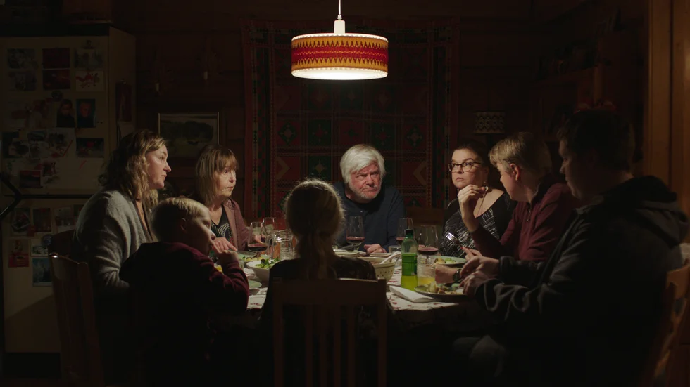 Tre generationer samlas för att fira jul tillsammans i debutanten Tia Kuovos film "Family time."