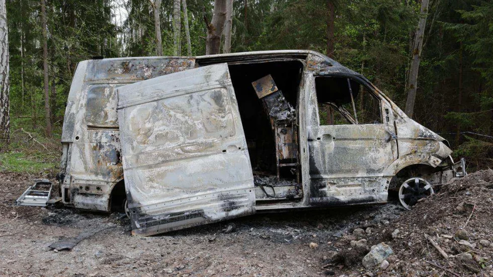 Mannens arbetsbil stod utbränd och totalförstörd i skogen cirka 250 meter från fyndplatsen där Luleåbons kropp hittades.