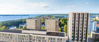 Nyproducerade bostäder där stad och vatten möts