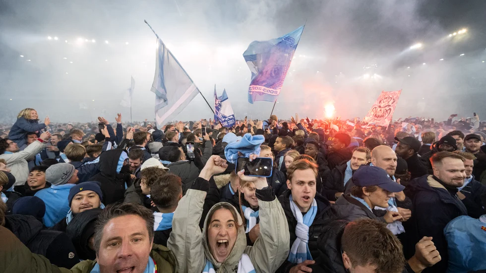 Malmö-supportrar firade på planen efter SM-guldet 2023. Arkivbild.