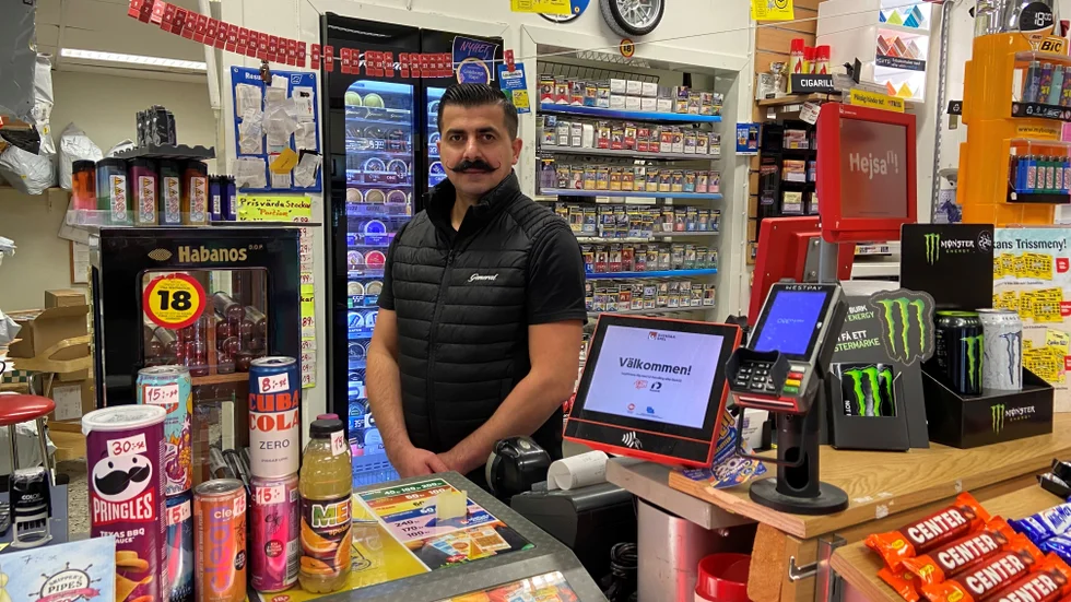 "Vi kämpar redan för att hålla ett levande företag i byn", säger Marwan Al-Zuhairi, som driver Spelbörsen.