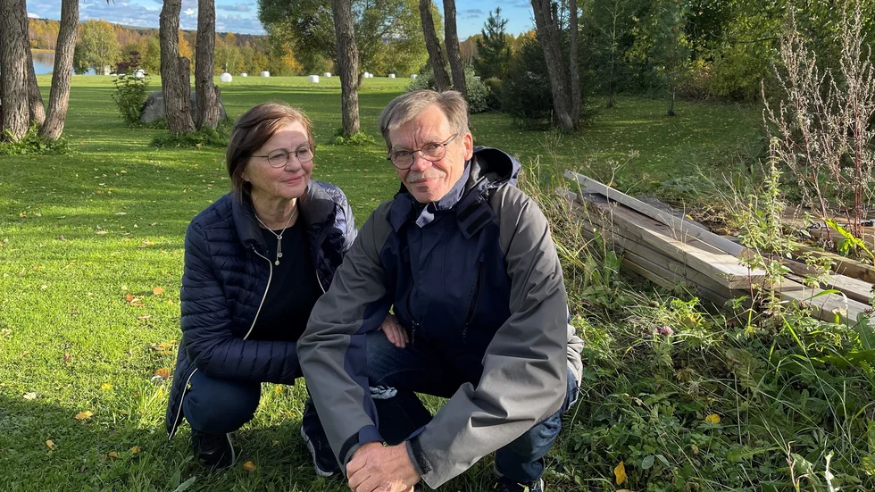 Elisabeth Sköld och Kent Vennberg har besökt brandplatsen i Hedensbyn för första gången på över 70 år.