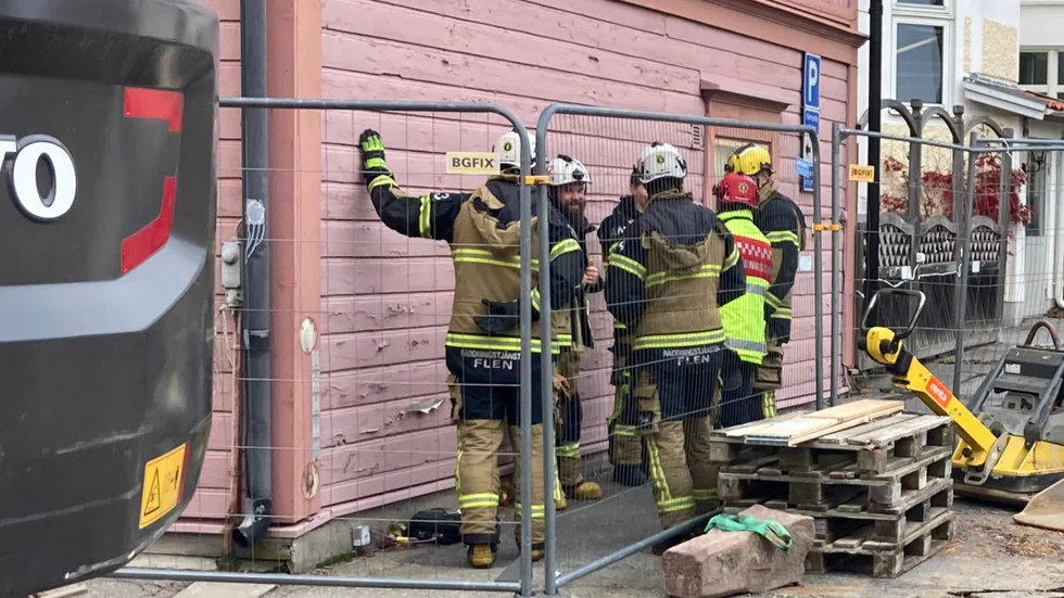 En fåtölj började brinna i Malmköping under lördagseftermiddagen.