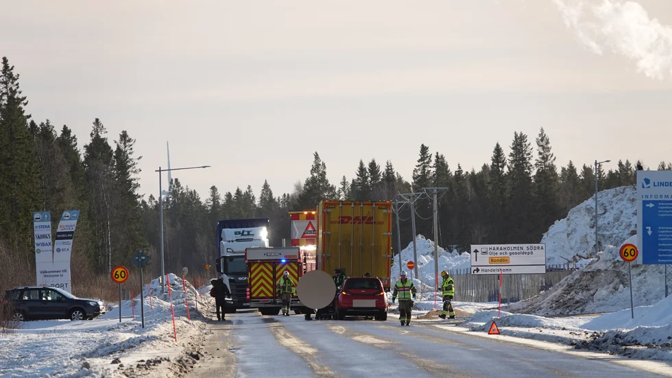 En personbil och en lastbil kolliderade på Haraholmsvägen på fredagsförmiddagen.