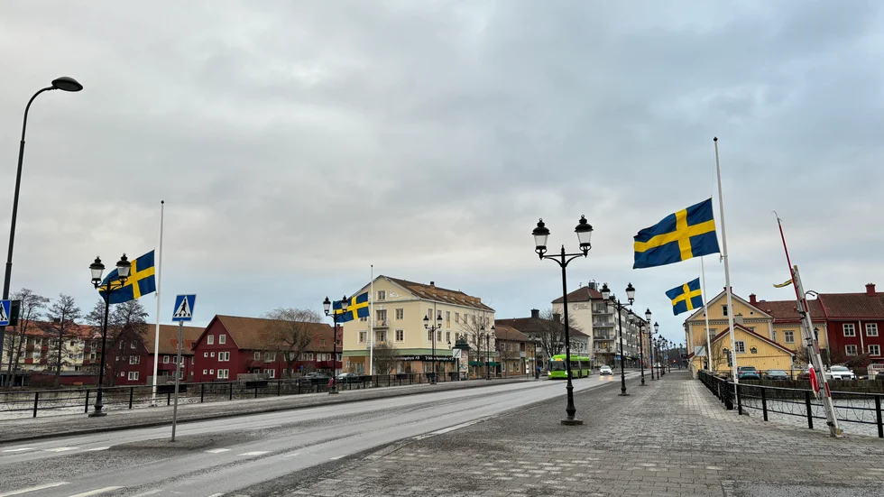 Flaggor på halv stång på Rådhusbron.