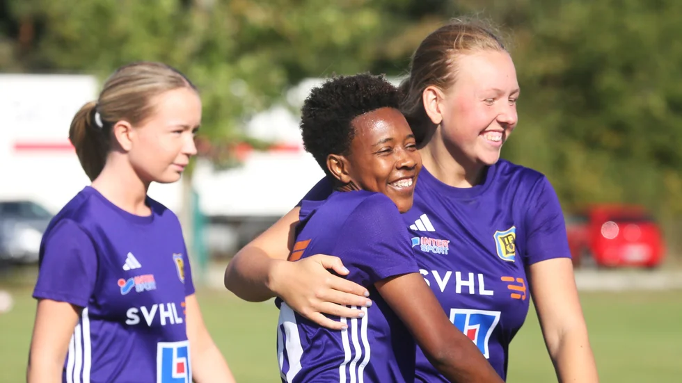 Mary Kinuthia och lagkamraterna i Dalhem firar.