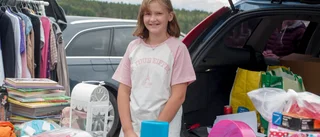 Tira, 11, säljer sina gamla saker på bakluckeloppisen