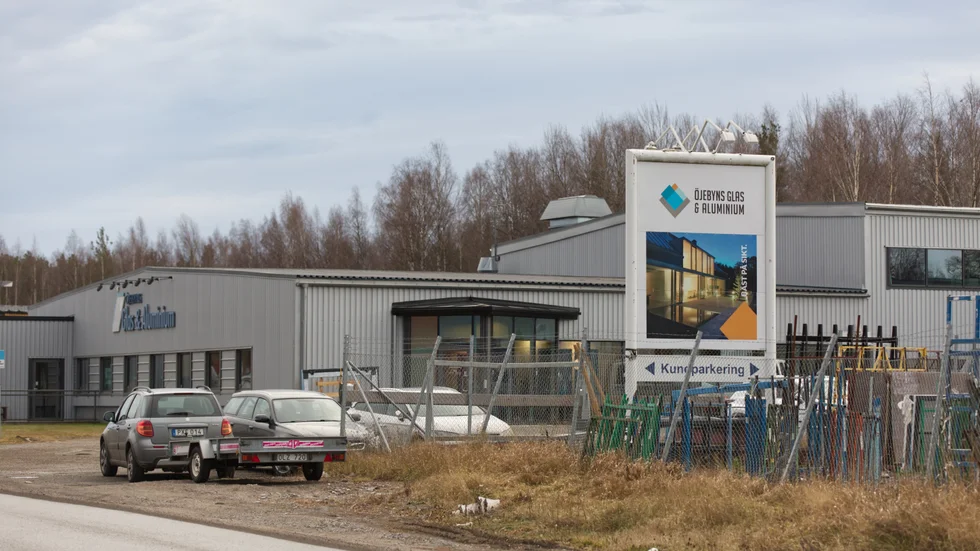 Nio anställda får gå från sitt jobb på Öjebyns glas och aluminium. "Det är aldrig roligt att behöva varsla medarbetare. Vi förstår att det är tufft för alla, men det är en åtgärd vi måste vidta för att säkerställa företagets långsiktiga stabilitet", säger Michael Danielsson, vd.