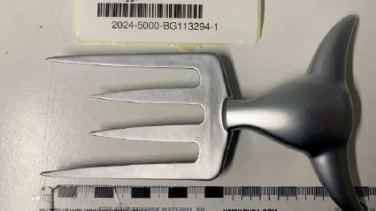 Ett av föremålen som mannen hade var en typ av grillverktyg som är snarlik en så kallad push dagger som är ett knogjärn med knivar på.