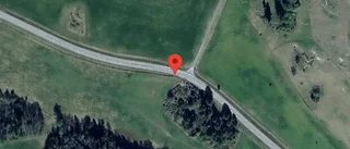 Stopp på väg 1045 på grund av trafikolycka med en personbil