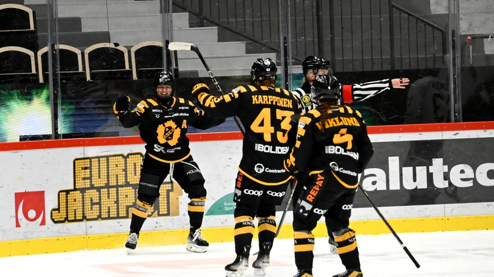 Nicoline Söndergaard Jensen firar sitt mål mot SDE.