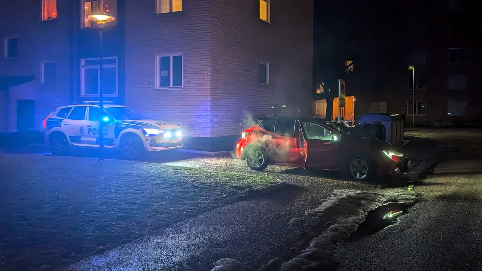 Natten mot onsdag stoppar polisen en bil, då flyr två personer.