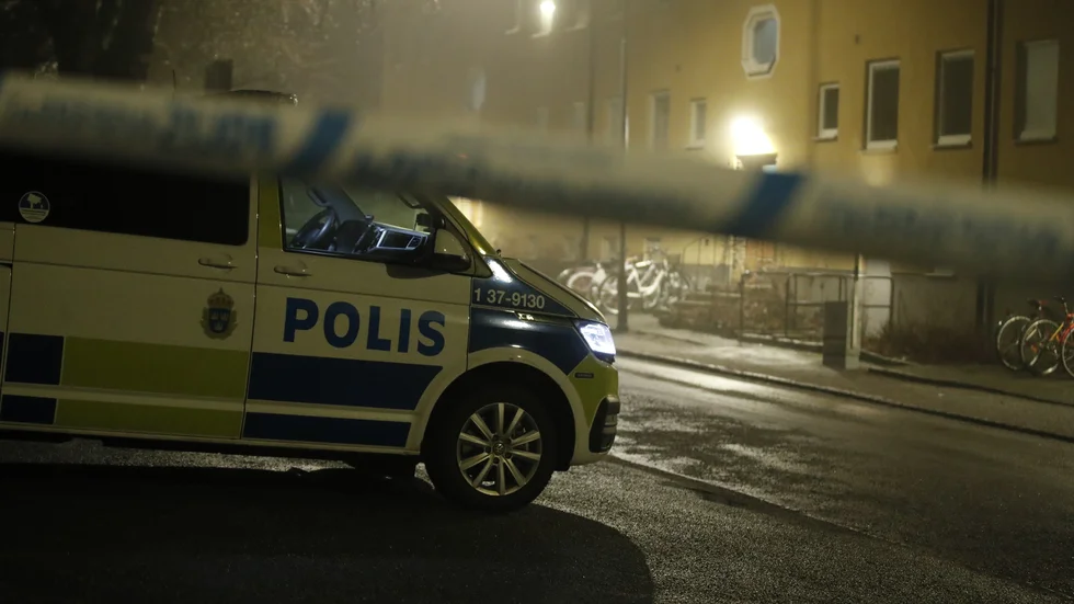 Polis på plats vid flerfamiljshuset där explosionen inträffade.