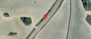 Olja på vägen stör trafiken på väg 230