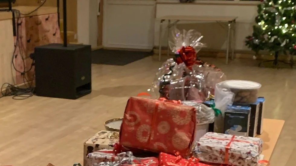 Många klappar på prisbordet för julklappslotteriet.
