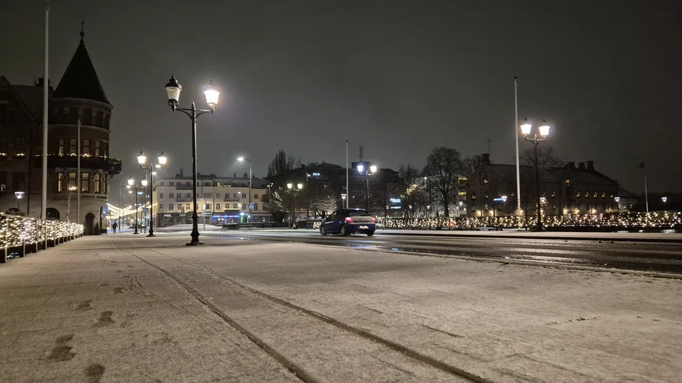 Blött och klafsigt på Rådhusbron. Bilden är från 05.35 på tisdagsmorgonen. Fler bilder i flödet nedan.
