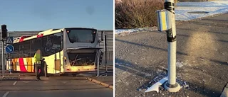 Buss körde in i trafikljus i Tornby – stolpen tejpades ihop