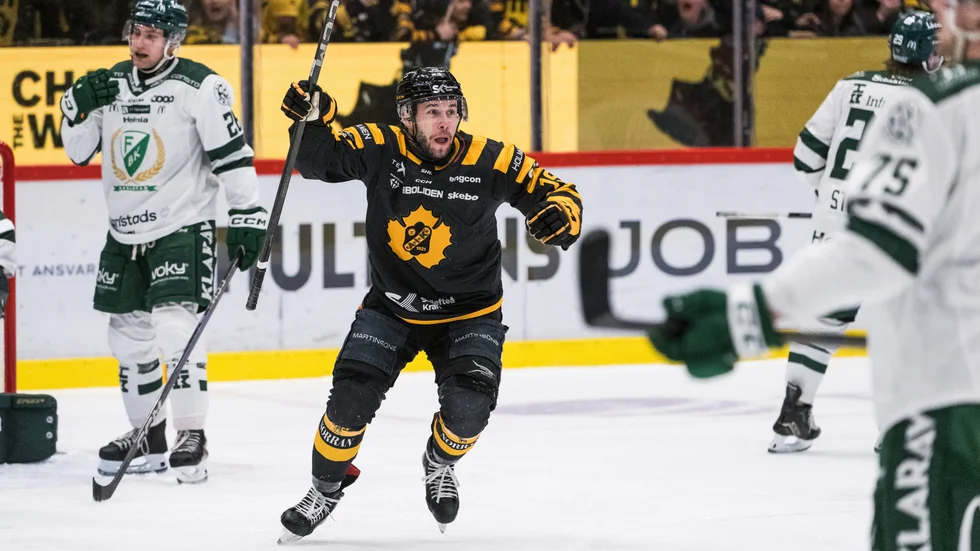 Martins Dzierkals jublar efter sitt matchavgörande mål i kvartsfinal tre mot Färjestad. 