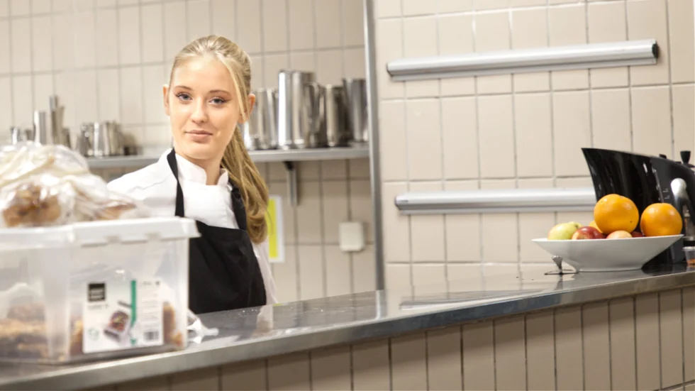 I fjol hamnade hon överst på pallen i lagtävlingen. Nu ställer Emilia Björklund från Ekeby upp i den individuella finalen på fastlandet, där hon kan bli Årets kockelev.