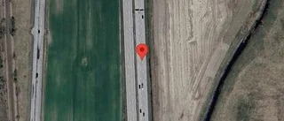 Stillastående personbil ger stopp i ett körfält på E4