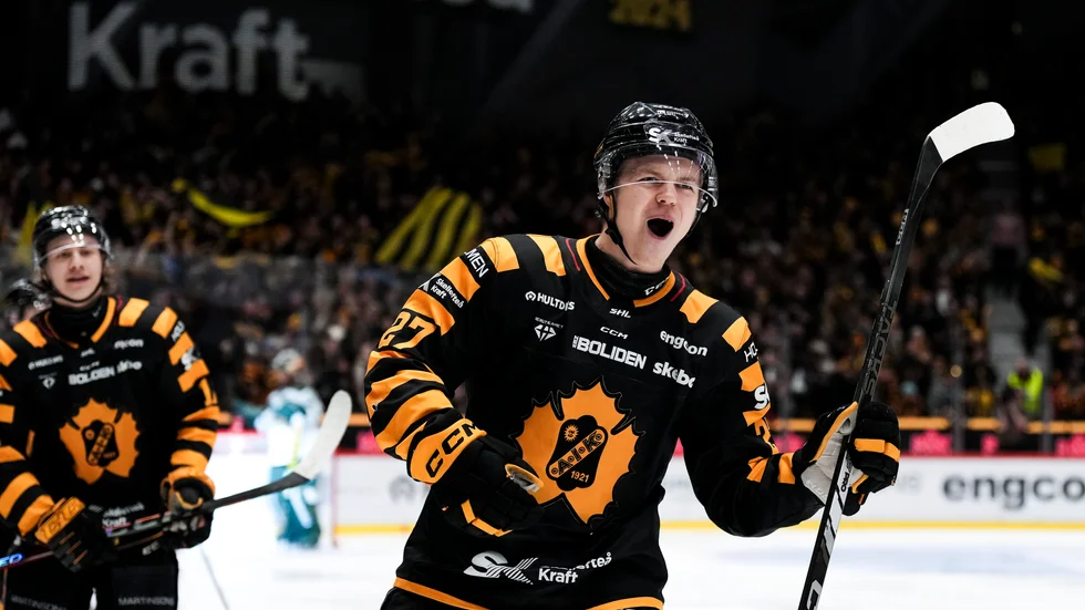 Oskar Vuollet jublar. Han gjorde två mål i AIK:s bästa slutspelsmatch så här långt.