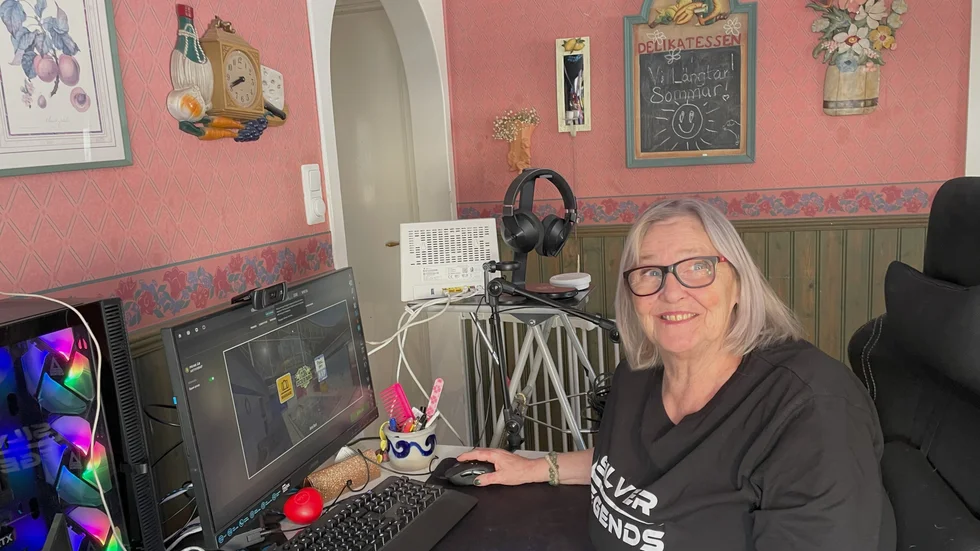 Köket rymmer blommiga tavlor, väggklocka, porslinsskåp – och en toppmodern gaming-hörna. Inger Grotteblad blev seniorvärldsmästare i datorspelet "Counter Strike" år 2019 med laget Silver Snipers.