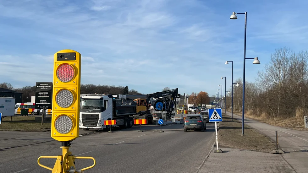Skribenten tackar för tillfälliga trafikljus vid en väg på Anderstorp. (Bilden är från en annan plats).