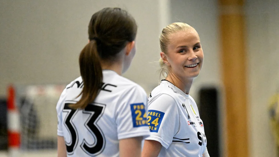 Emma Bäcklund, till höger, gjorde två mål och tre assist när Gamla Stan vann med 7–0 i derbyt mot Skellefteå IBS.