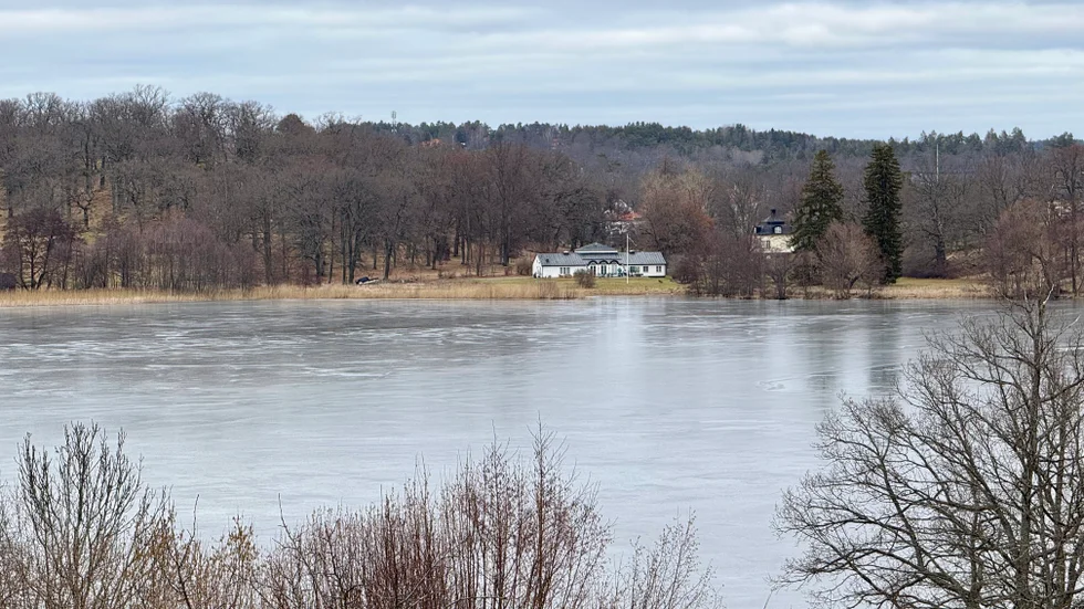 Sommarstugan ligger vid Marielundsfjärden mellan Läggesta och Hedlandet. 