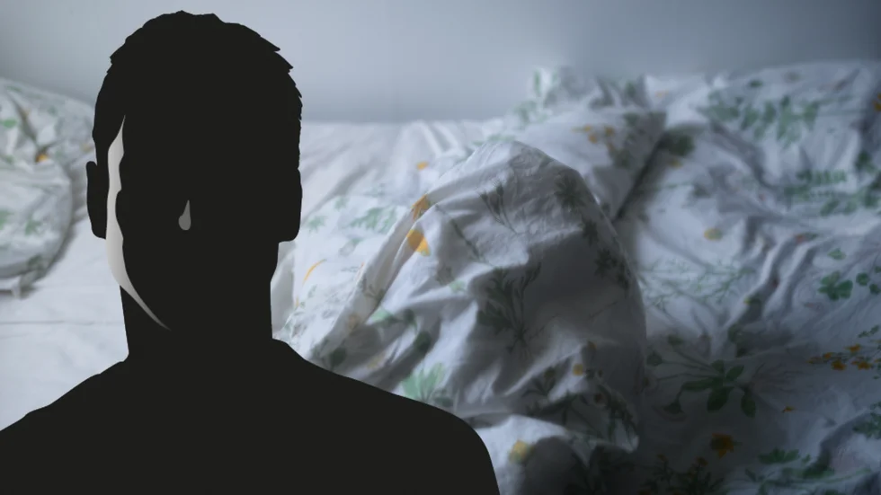 Kvinnan fick panik och låtsades sova. Nu har en man dömts för sexuellt övergrepp.  