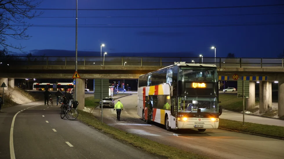 Bussen blev skadad i samband med att ha skrapats mot bron