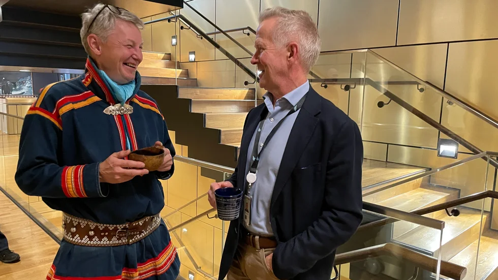 Per Olof Nutti (SL) och Mats Taaveniku (S) samtalar under fikapaus i kommunfullmäktige.