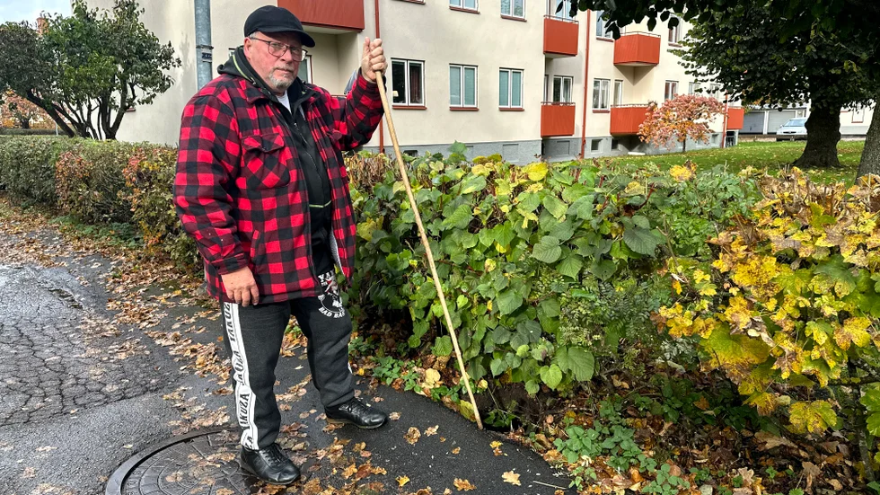 "Här var man och hällde i grus för ett år sedan, men det verkar ha försvunnit" säger Magnus Schenström gällande hålet längs med asfalten.