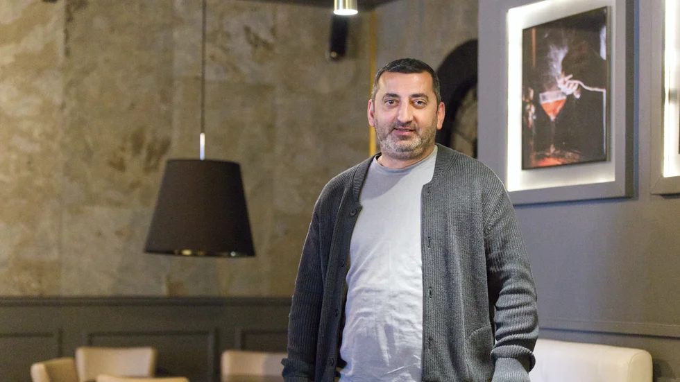 Emin Zeynalov har runt 35 år i branschen. "Jag har jobbat i restaurangbranschen i hela mitt liv och jag älskar den här branschen och det här yrket, jag kommer aldrig att byta", säger han.