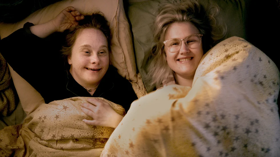 Ida Johansson och Emma Örtlund från Glada Hudik-teatern är tillbaka i den folkbildande filmen "Det kunde varit vi".