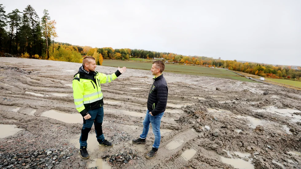 "I början av 2000-talet gjordes en inventering och då hittade man den här deponin i Granbacken. Det här är en av de största äldre deponierna som finns i stan, den är cirka 1,3 hektar stor", berättar Kent Briby, affärsområdeschef för återvinning på ESEM, till höger i bild. Till vänster Niklas Karlsson, arbetsledare produktion på ESEM.