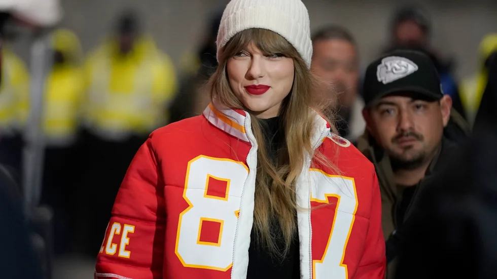 Taylor Swift är en av flera kändisar som har utsatts för så kallade deepfakes där fejkade bilder av henne naken spritts online. Arkivbild.