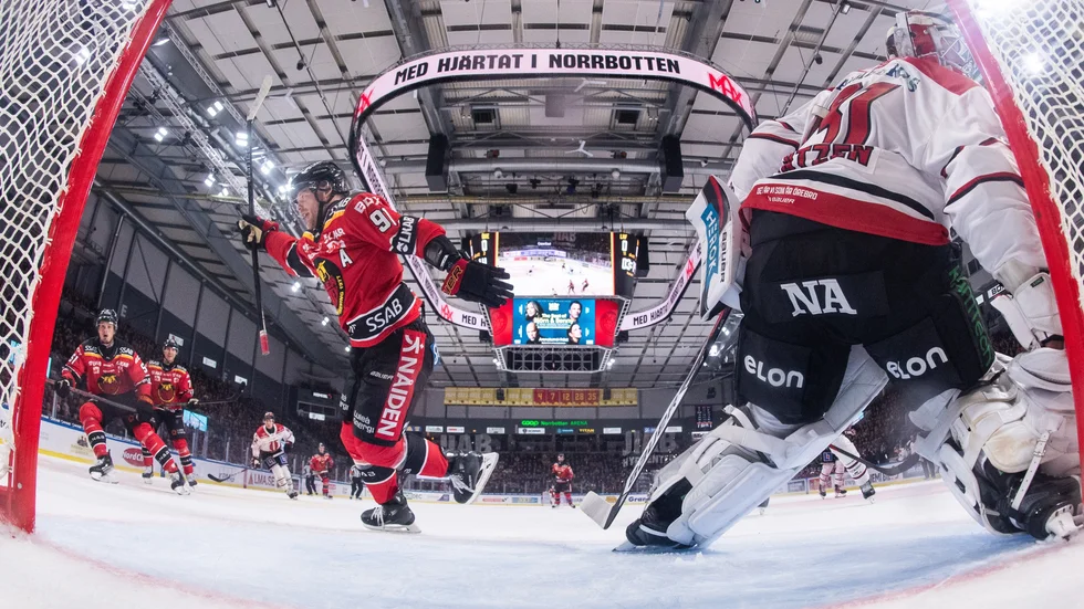 Brian O'Neill jublar efter sitt konstmål mot Örebro.