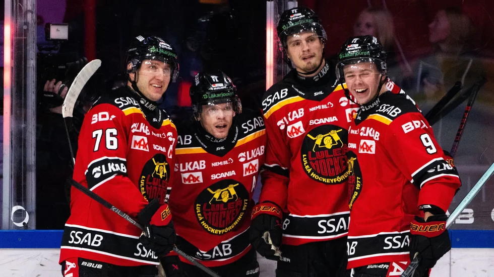 Luleå Hockeys Brian O'Neill jublar med lagkamraterna efter sitt konstmål.
