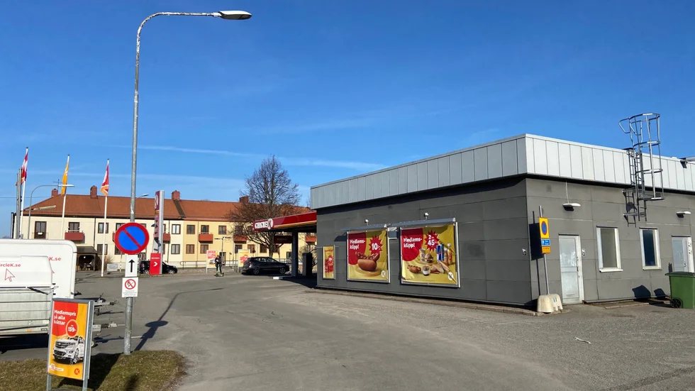 Det är för tidningen okänt exakt var misshandeln skedde, men det ska enligt polisen ha varit vid Circle K-macken på Vasavägen.