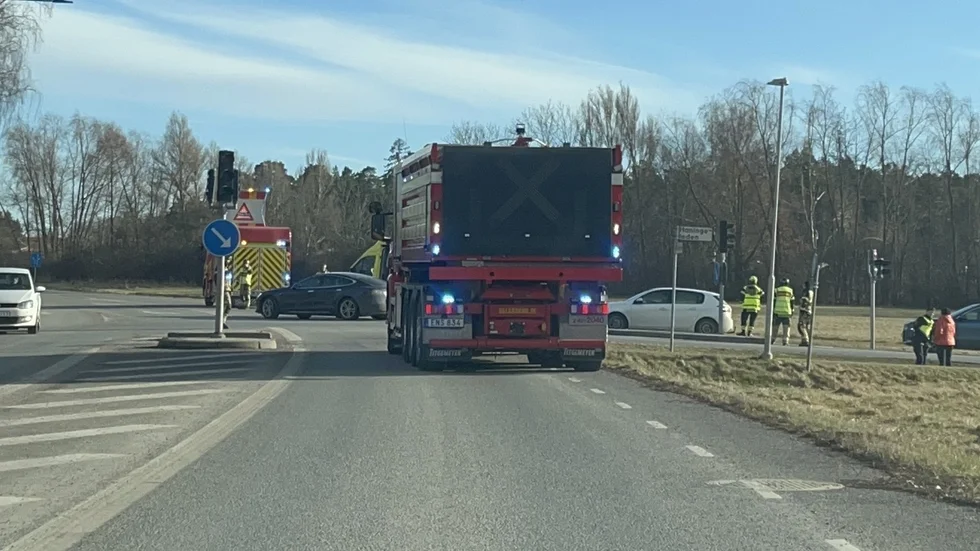 Två bilar var involverade i olyckan vid Haningeleden och Vistvägen.