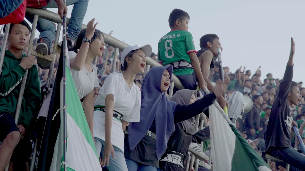 I "Ultras" reser Ragnhild Ekner runt i världen och pratar med ultras – fanatiska fotbollsfans som lever för sin klack.