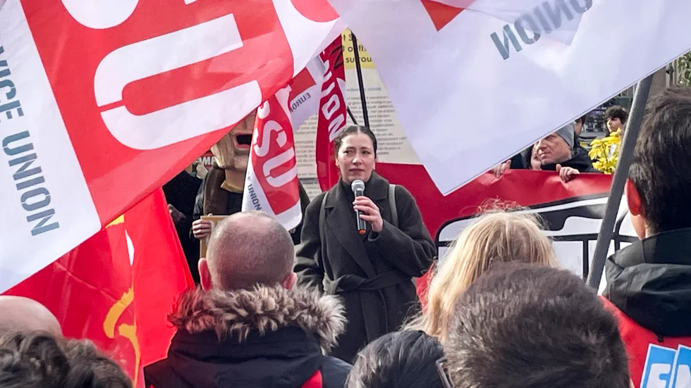 Arga talare på en fackdemonstration i Bryssel protesterar mot EU-förslag om förenklingar, som anklagas för att bidra till en ”social nedmontering”.