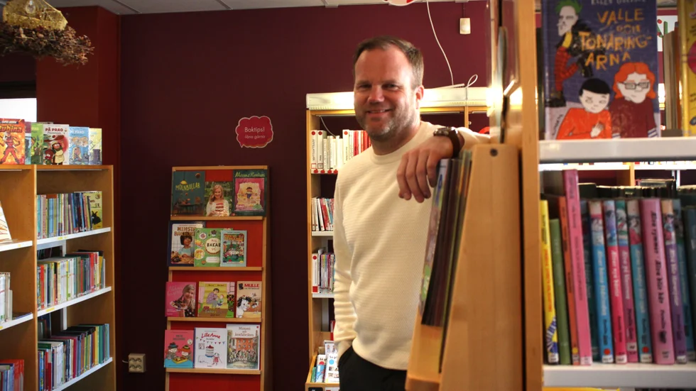 Magnus Brusefält, enhetschef för Vimmerby bibliotek i en del av den nyrenoverade barnavdelningen. "Barn är en prioriterad målgrupp för oss", säger han och barn är också en viktig målgrupp i de kommande Kulturkalasen på filialerna i Södra Vi och Storebro.